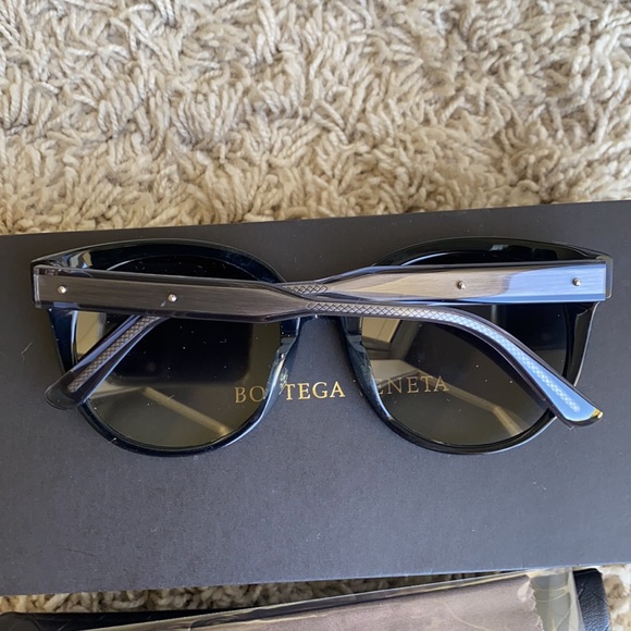Bottega Venetta Black Round sunglasses - Picture 2 of 8